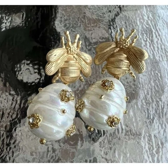 Bee Cultured Pearl Drop Earrings Vintage Bee Pearl Pendant Hypoallergenic - Picture 9 of 9